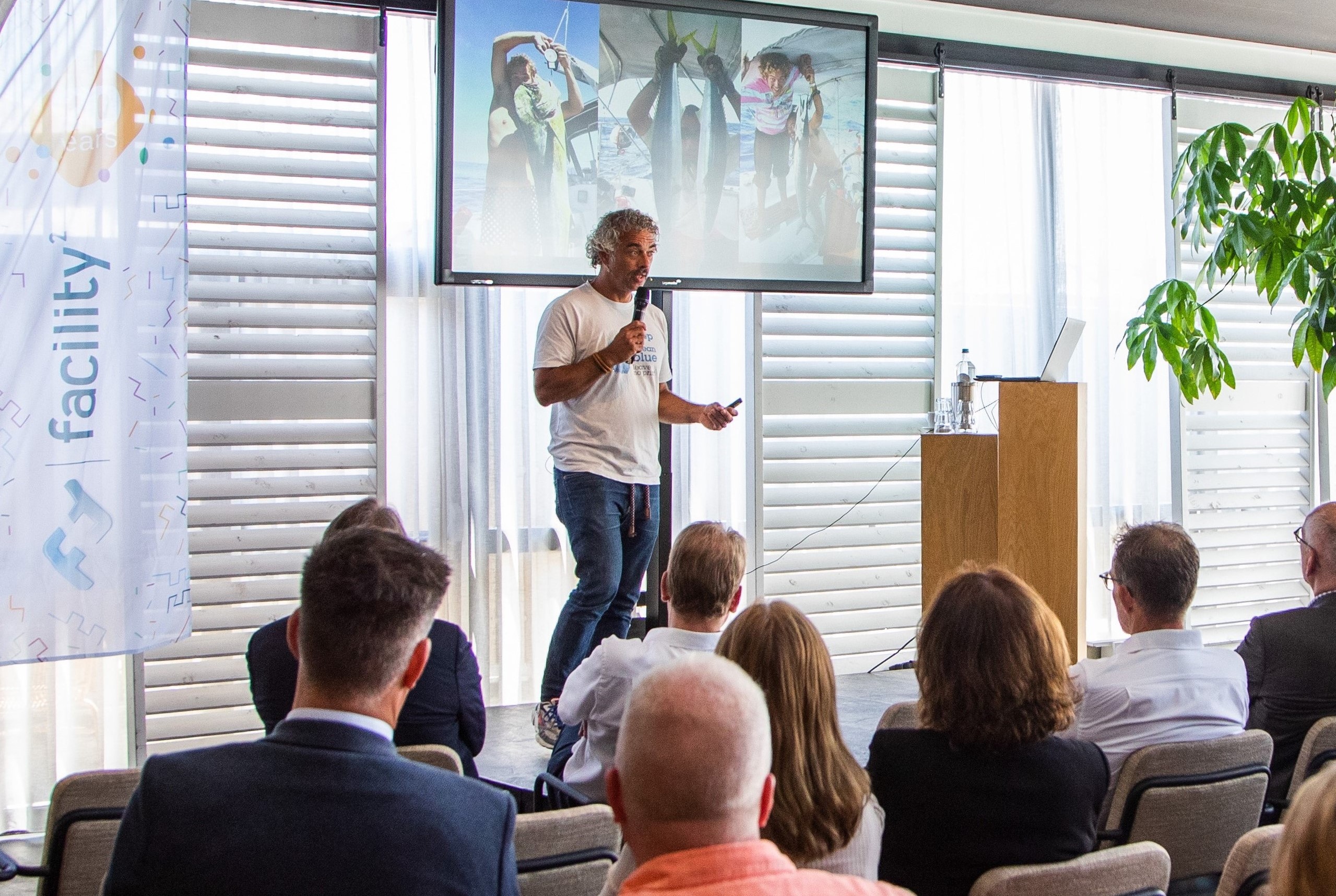 Gastspreker Florian Dirkse tijdens klantenevenement Facility Kwadraat en FMIS WISH